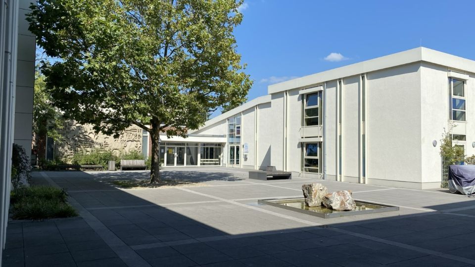 Hofgestaltung mit buntem Element von Blank Landschaftsarchitekten