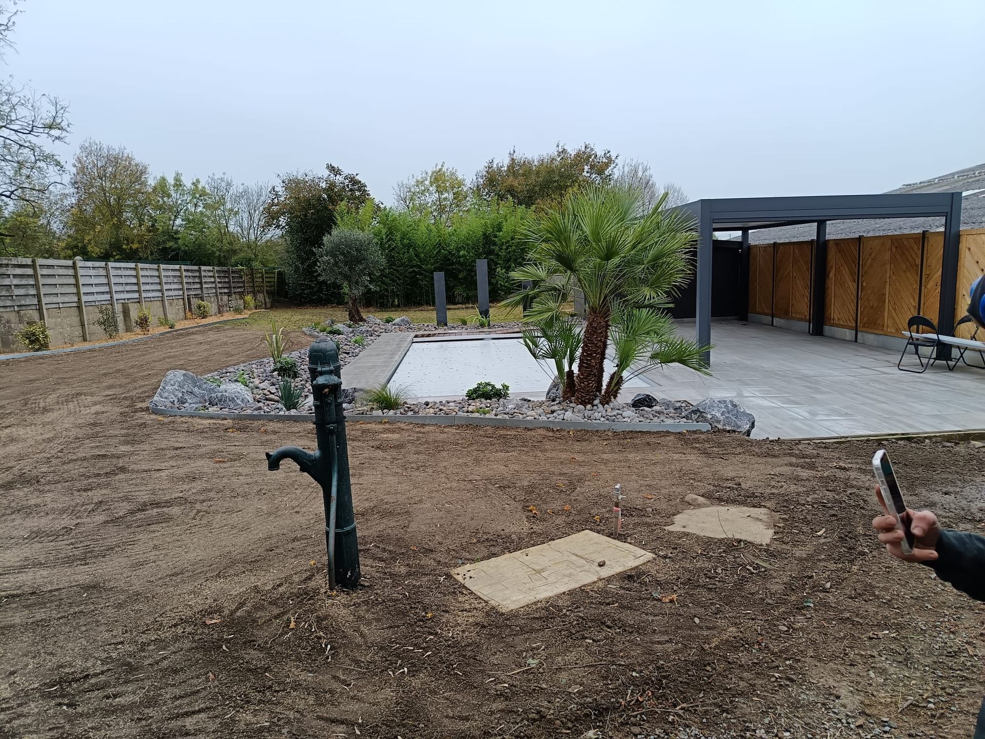 Aménagement paysager sur mesure autour d'une piscine