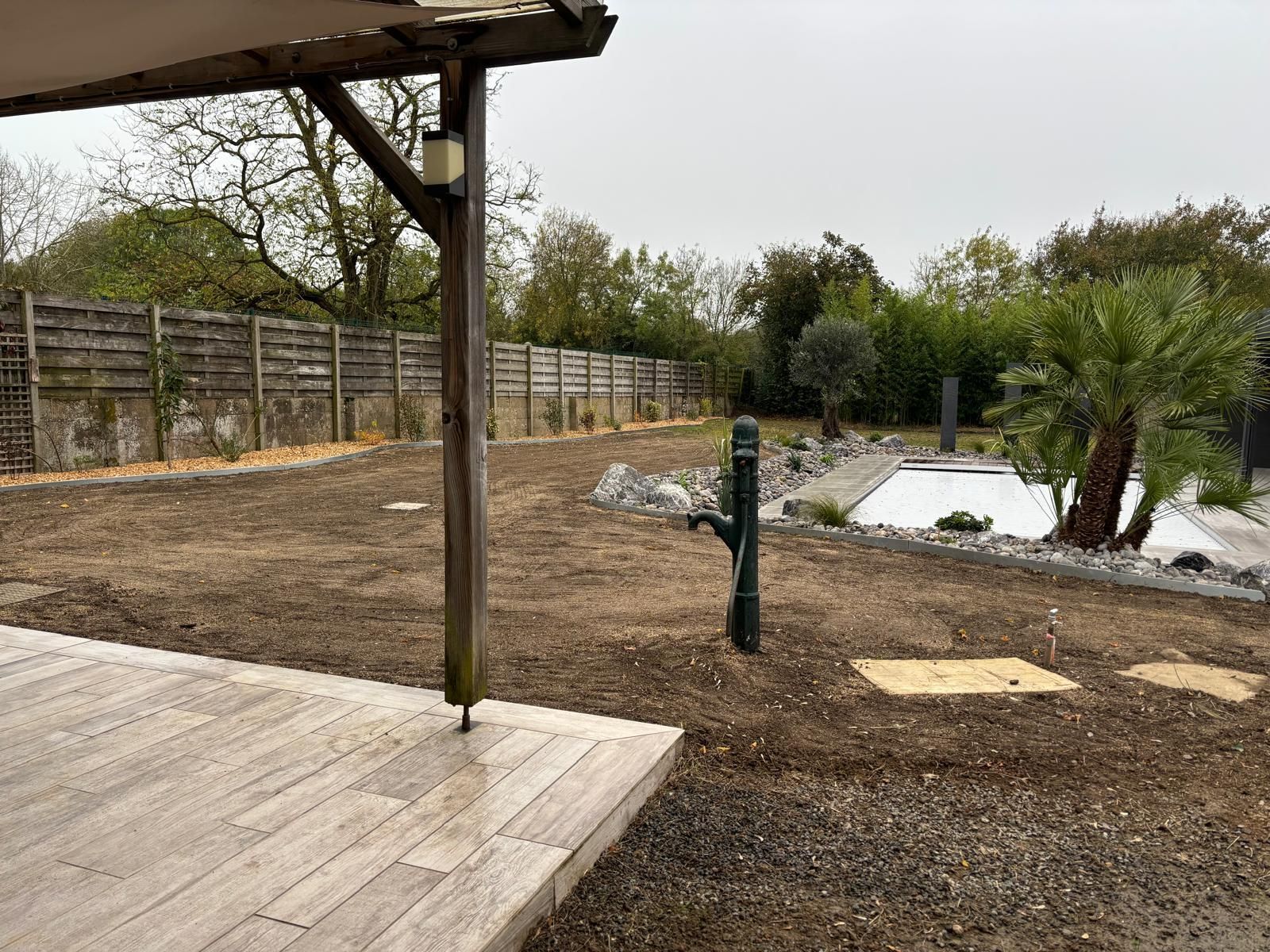 Vue d'ensemble sur la réalisation d'un aménagement paysager autour de la piscine d'une maison individuelle