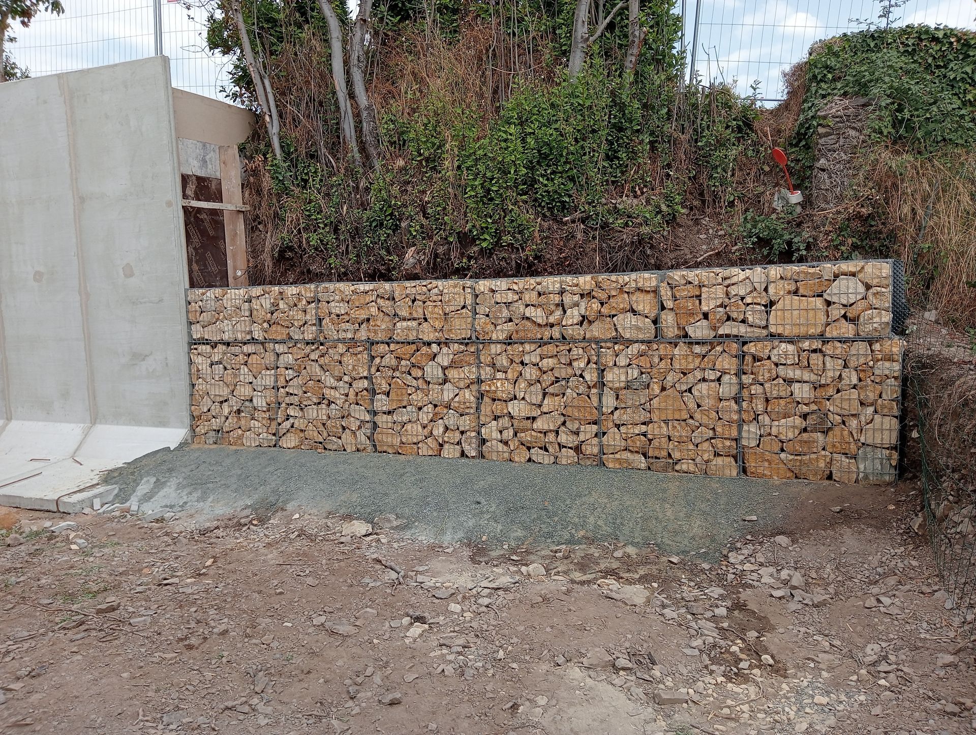 Création d'un mur en pierres grillagées pour la délimitation d'un jardin