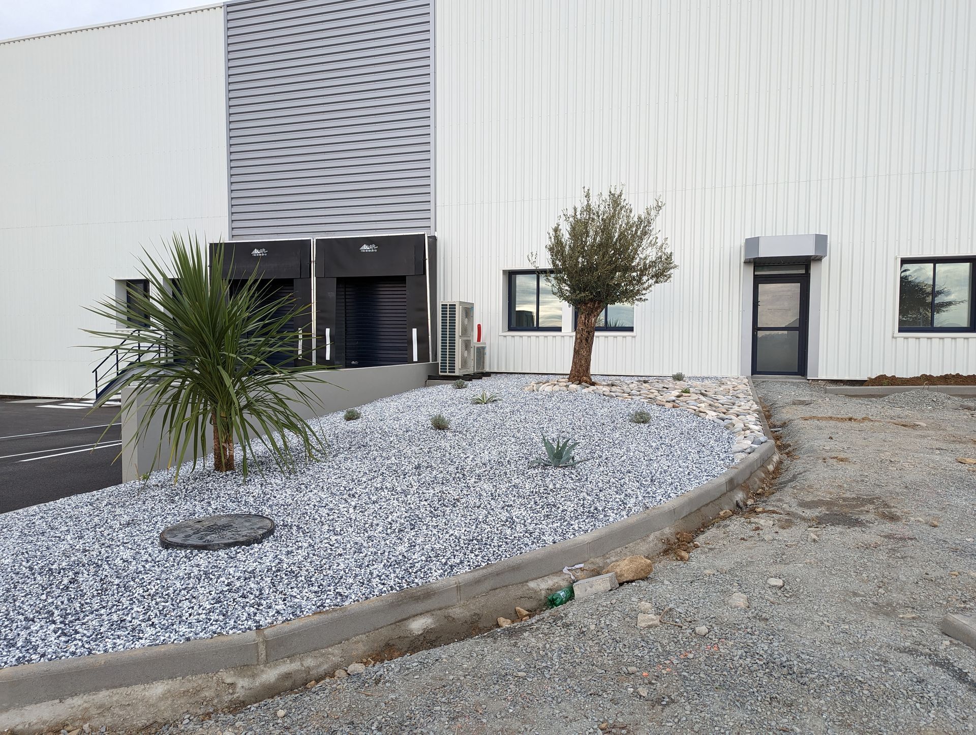 Aménagement d'un massif paysager devant un bâtiment professionnel