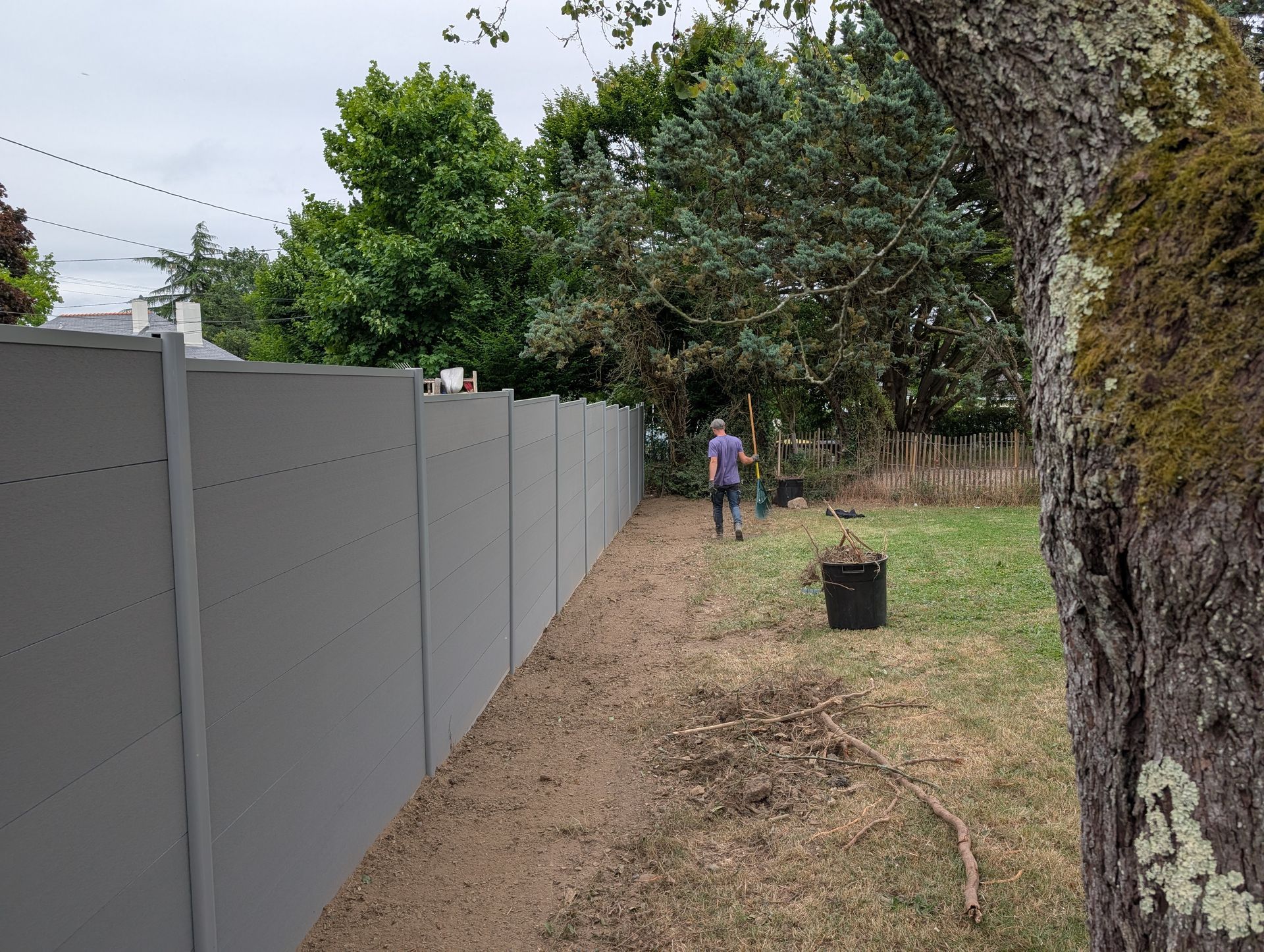 Installation d'une clôture occultante par un artisan paysager