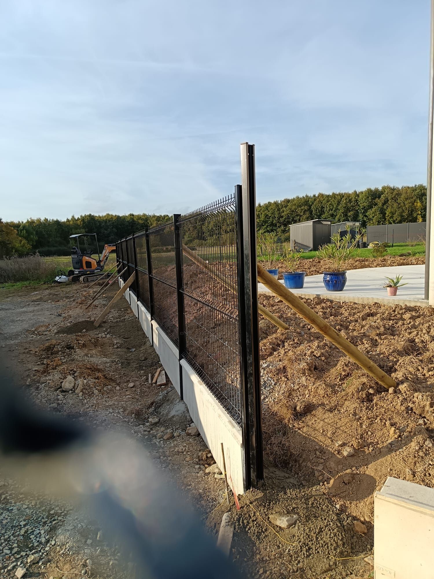 Installation des clôtures grillagées autour d'une maison