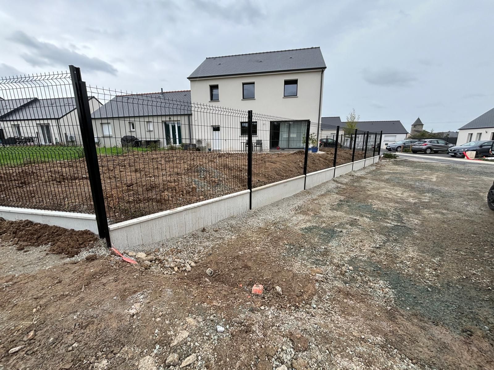 Installation d'une clôture grillagée de couleur noire sur le terrain d'un pavillon