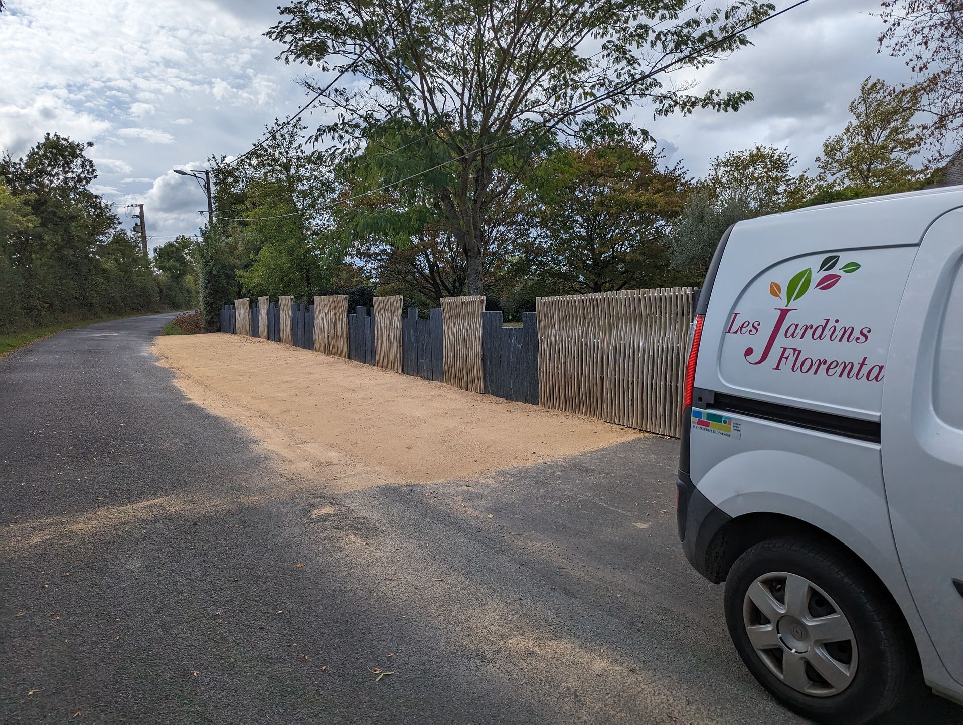 Création et délimitation de l'emplacement de gazons et d'un massif paysager