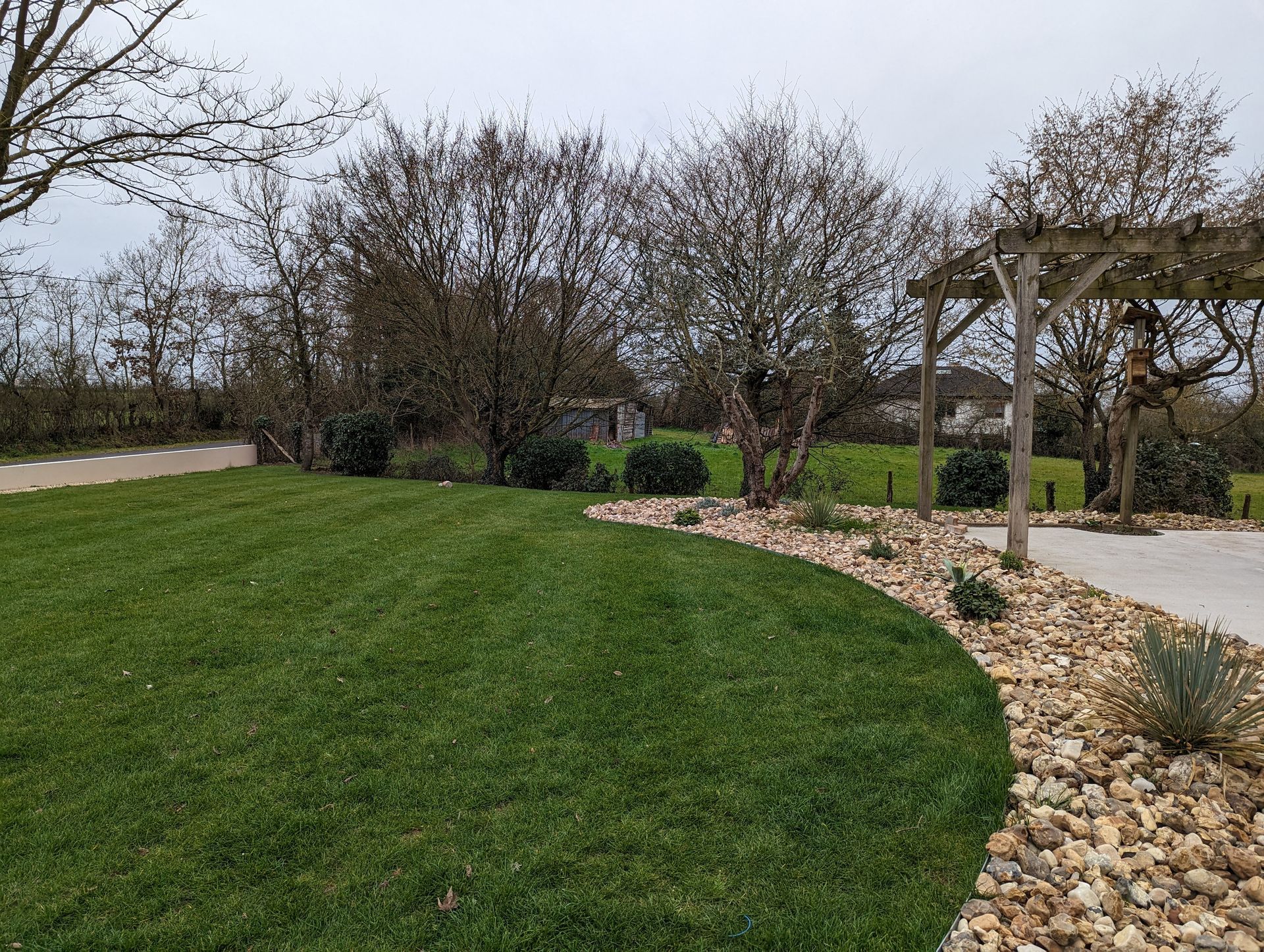 Installation de gazon et d'un massif paysager dans la cour d'une maison individuelle