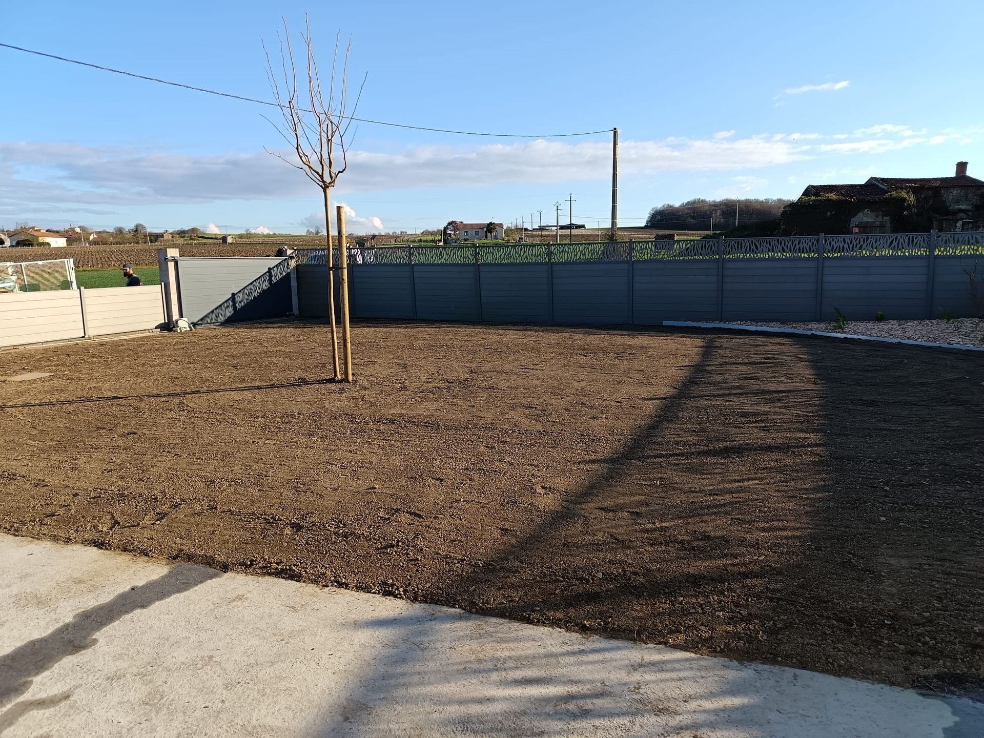 Création d'un jardin dans la cour d'une maison particulière
