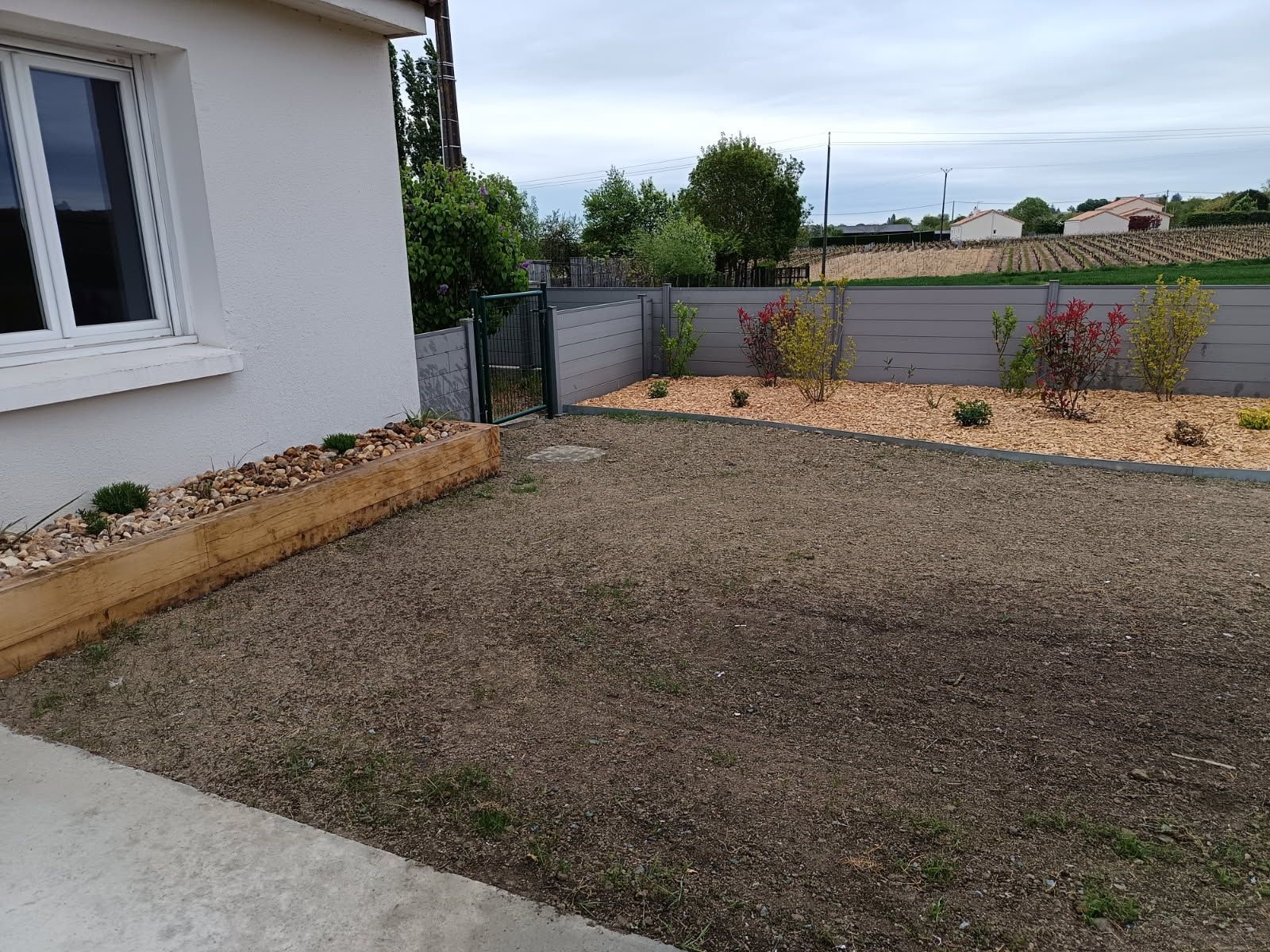 Création d'un jardin avec des massifs en bordure de maison et de clôture