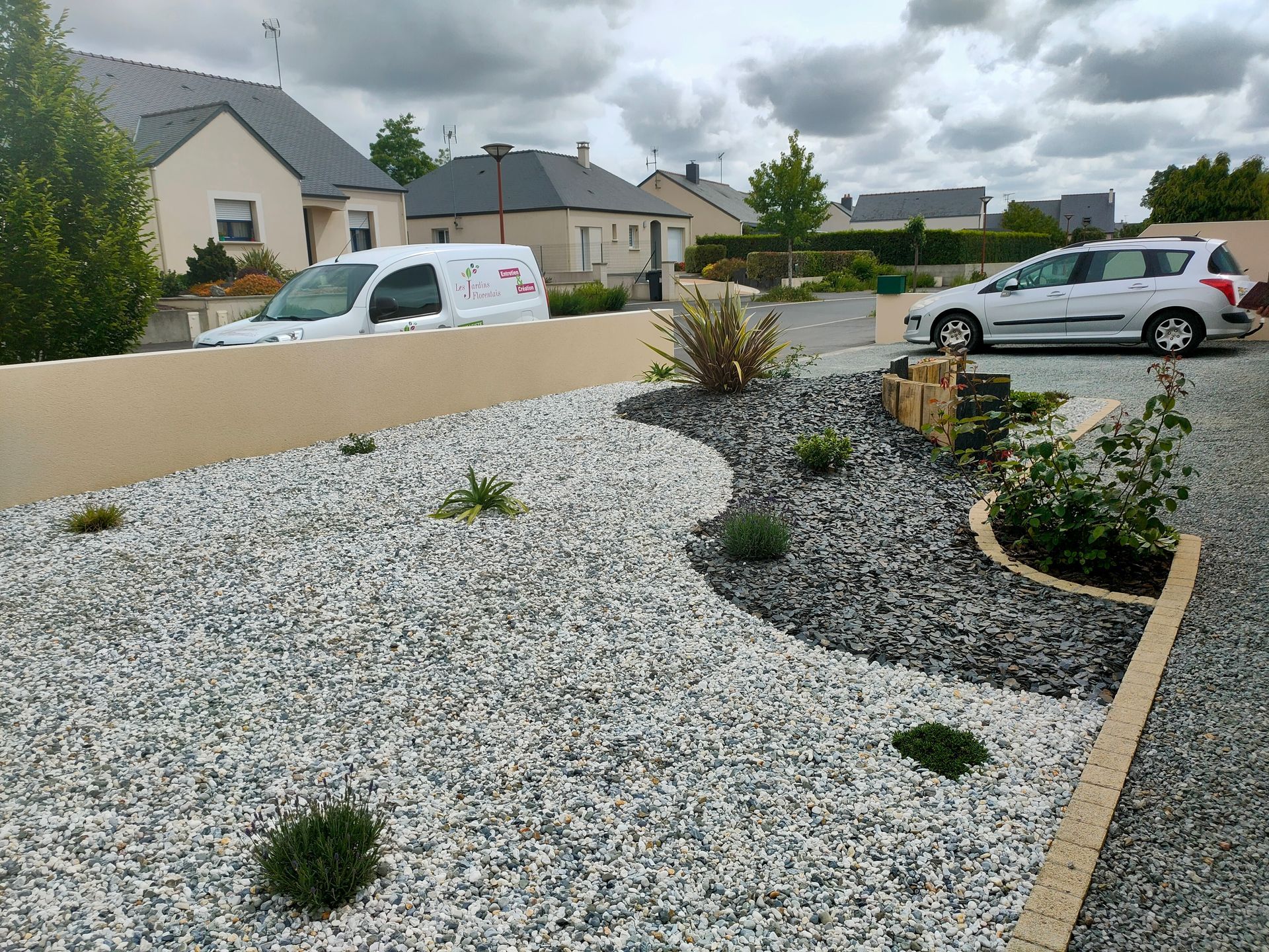 Création d'un massif gravillonné devant une maison individuelle