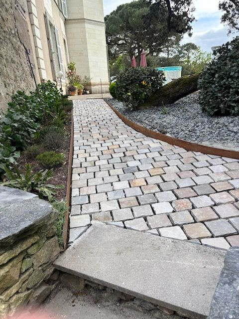 Massif paysager créé autour d'un bâtiment public