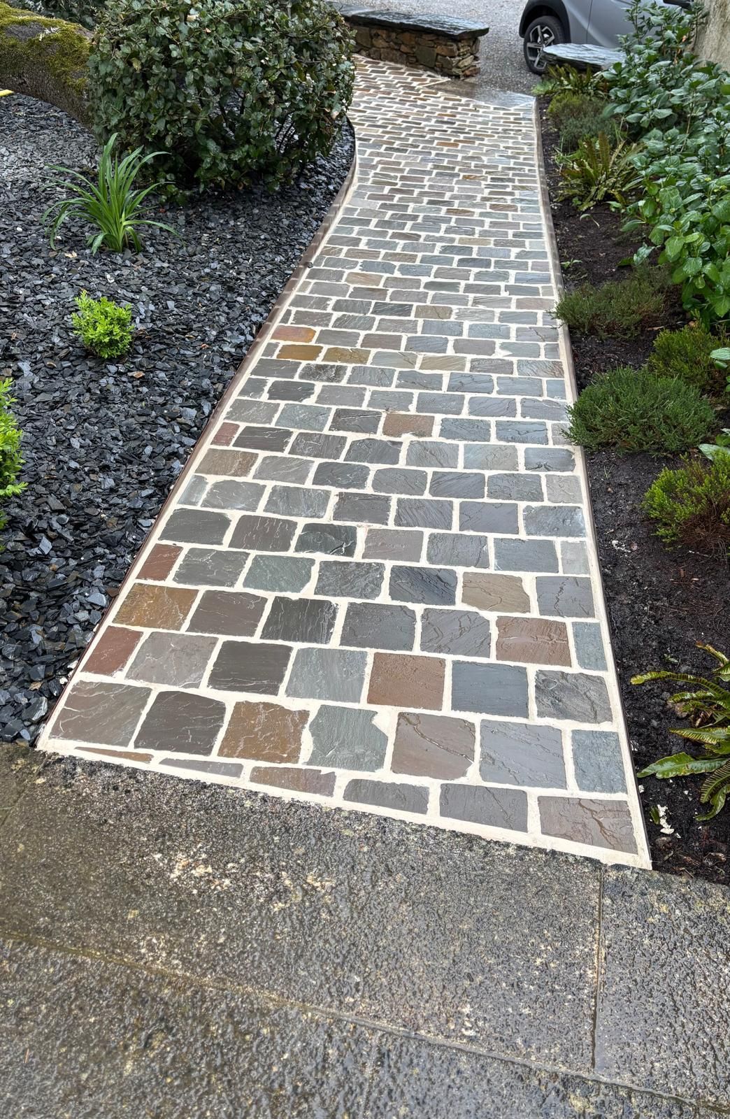 Allée piétonne en pavé grès des indes