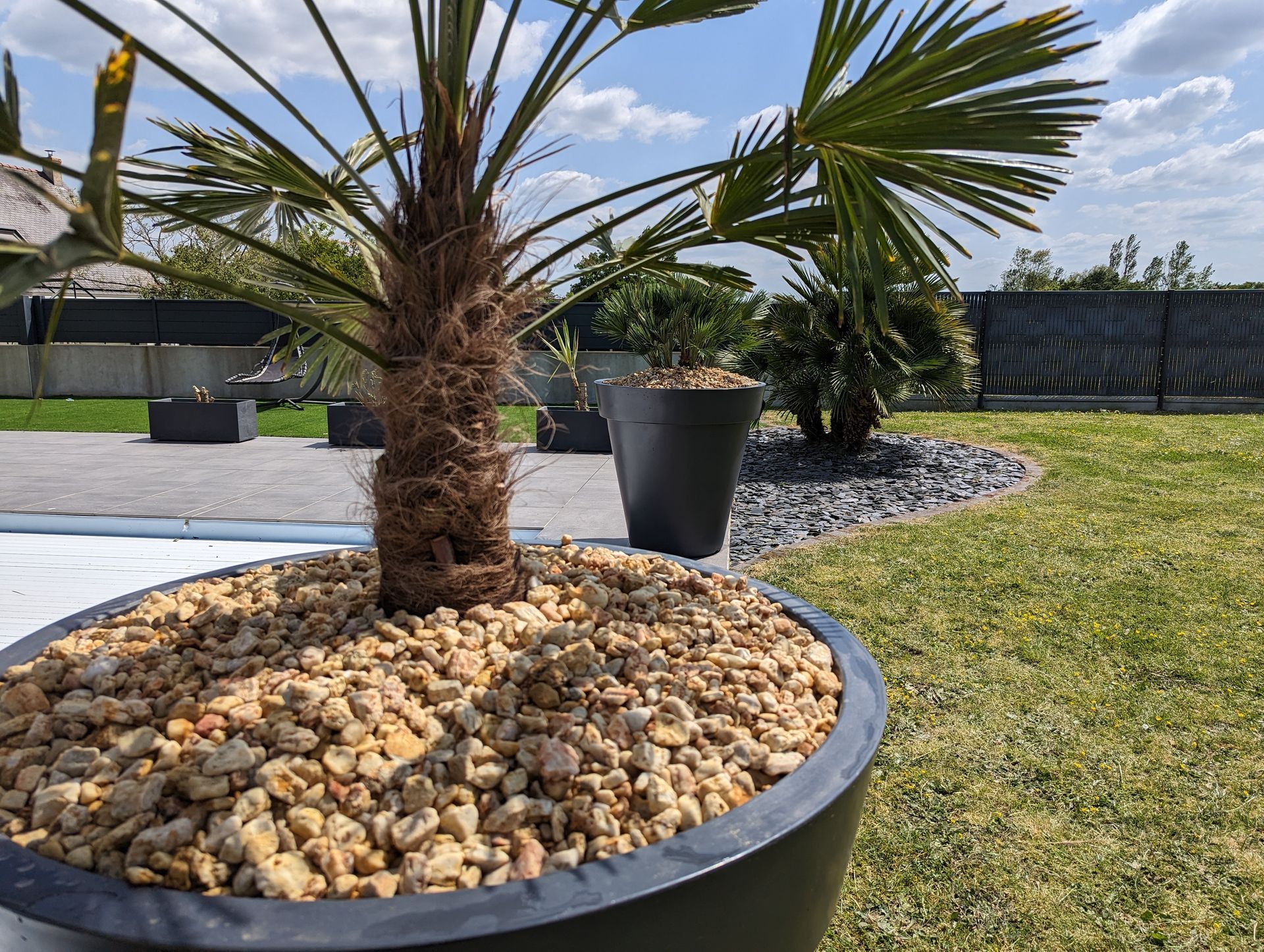 Création de pots pour plantations autour d'une piscine