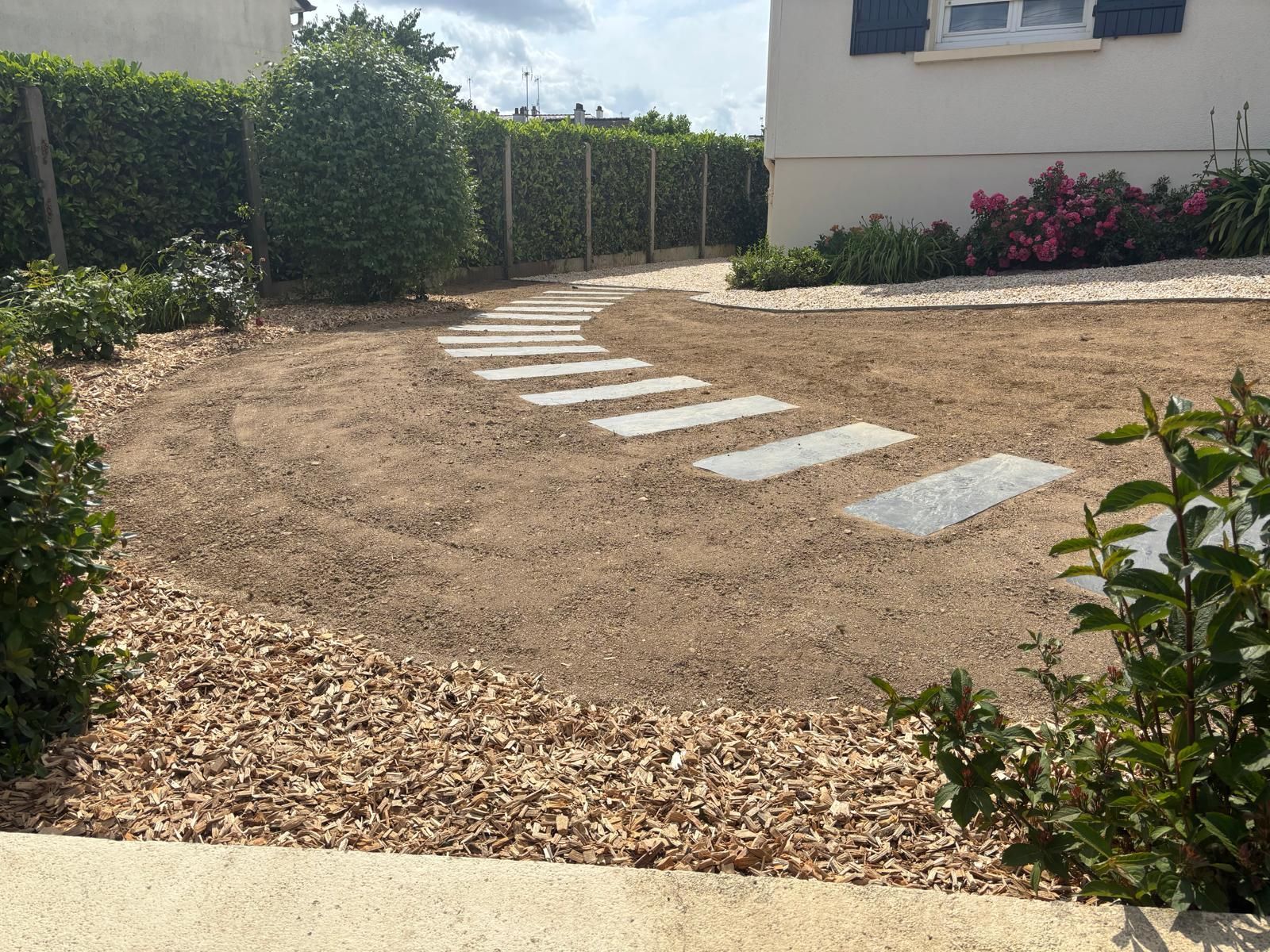 Création d'un chemin en dalles de pierres au sein d'un jardin