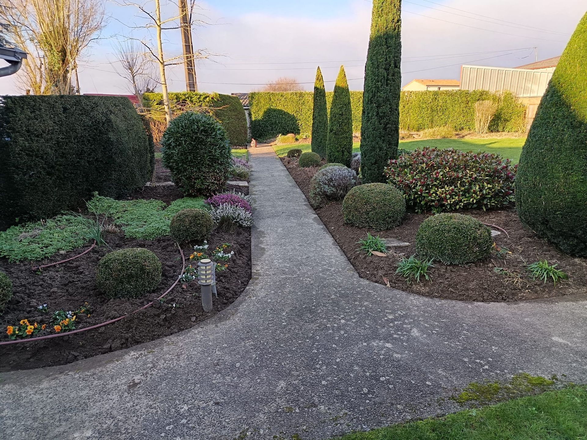 Entretien du massif paysager d'un jardin public
