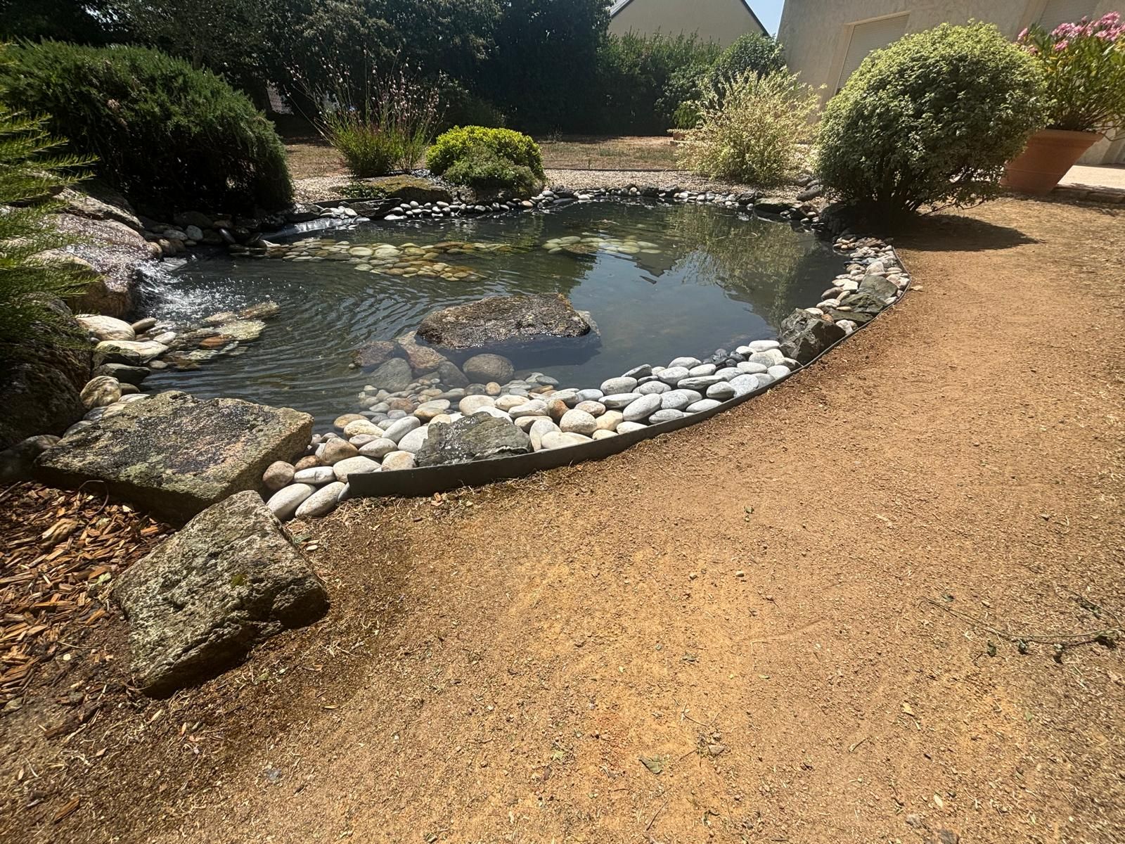 Entretien paysager d'un jardin dans lequel se trouve un bassin sur mesure
