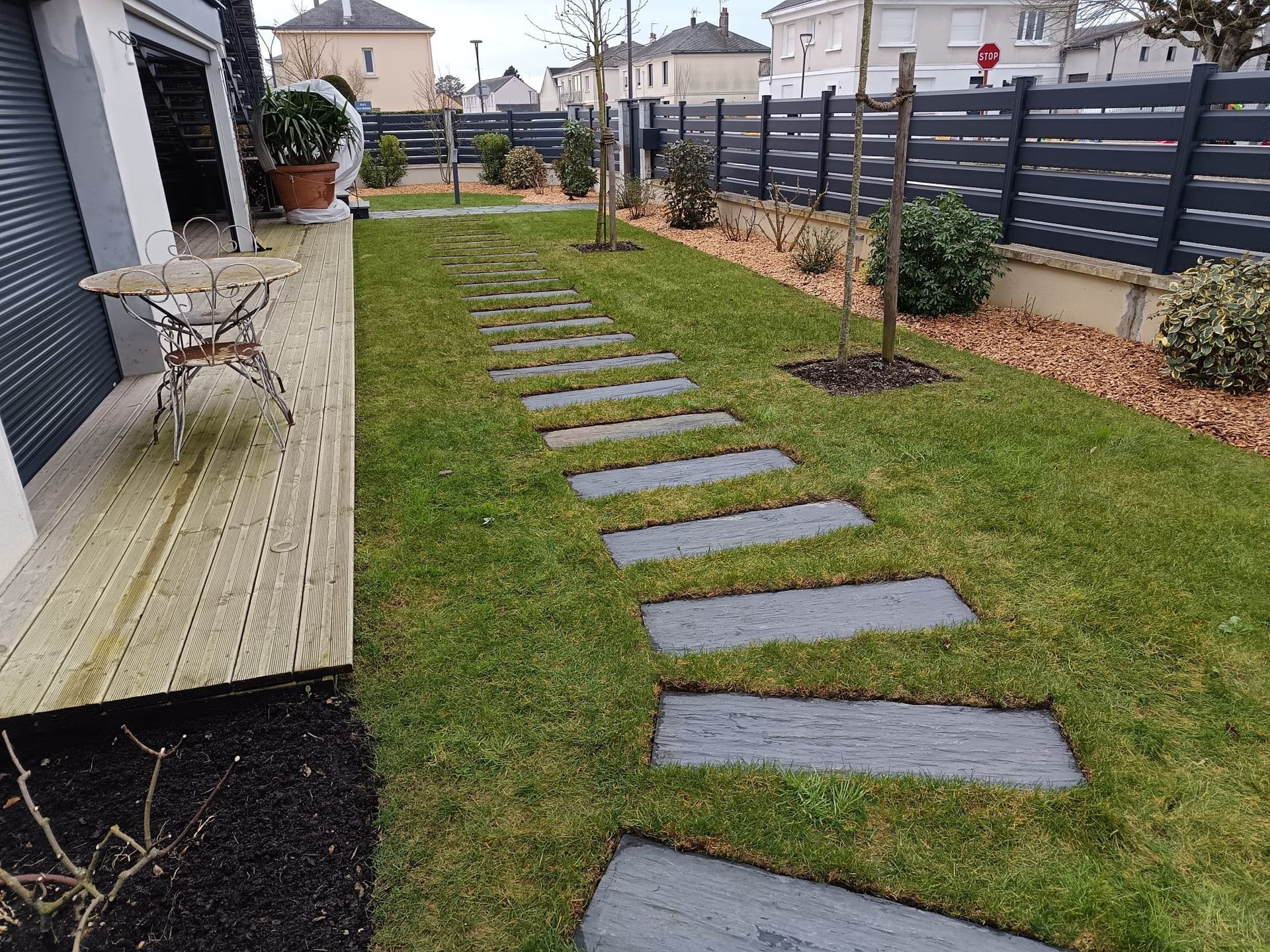 Chemin en pierre réalisé dans la pelouse du jardin d'une maison individuelle