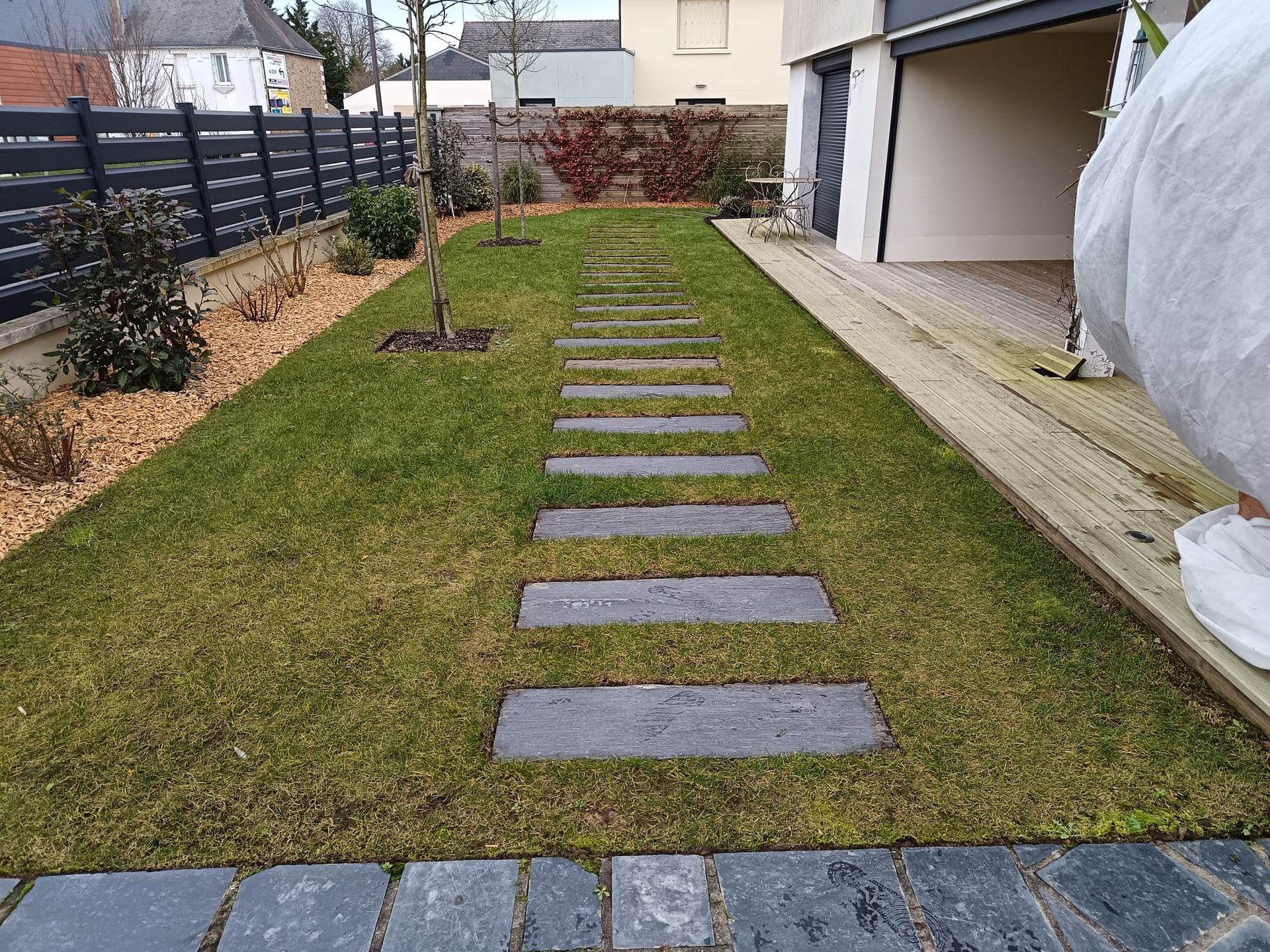 Jardin aménagé avec massif paysager et chemin en pierre