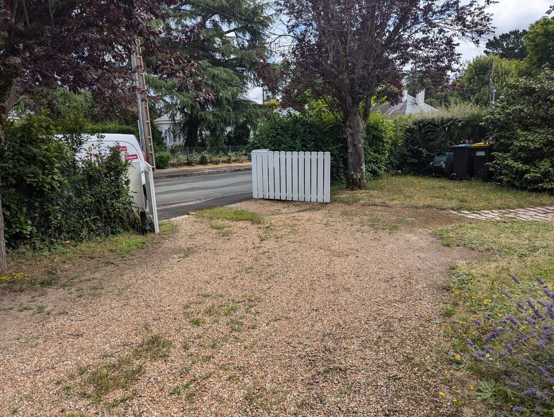 Prise de vue avant la création d'une clôture complète dans la cour avant d'une maison