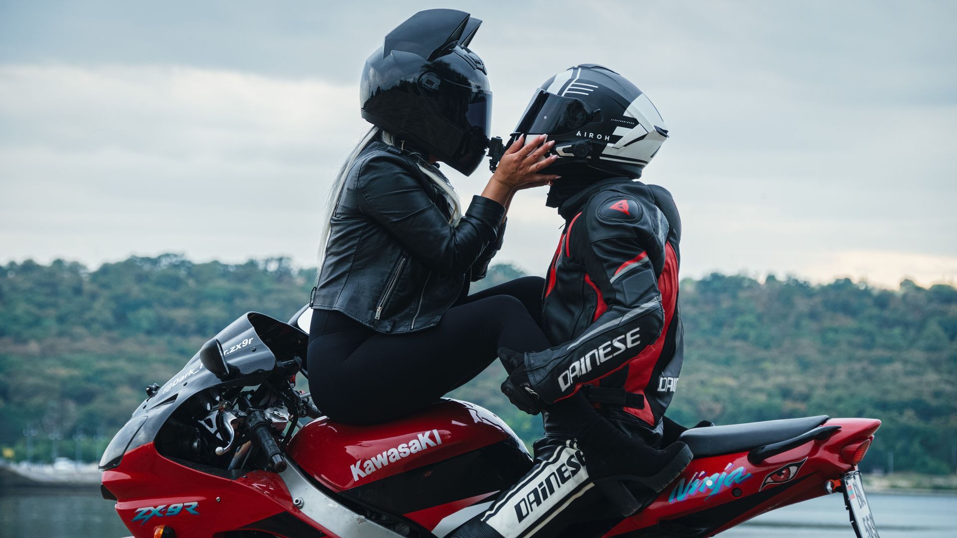 Deux motards casqués sur une moto sport 
