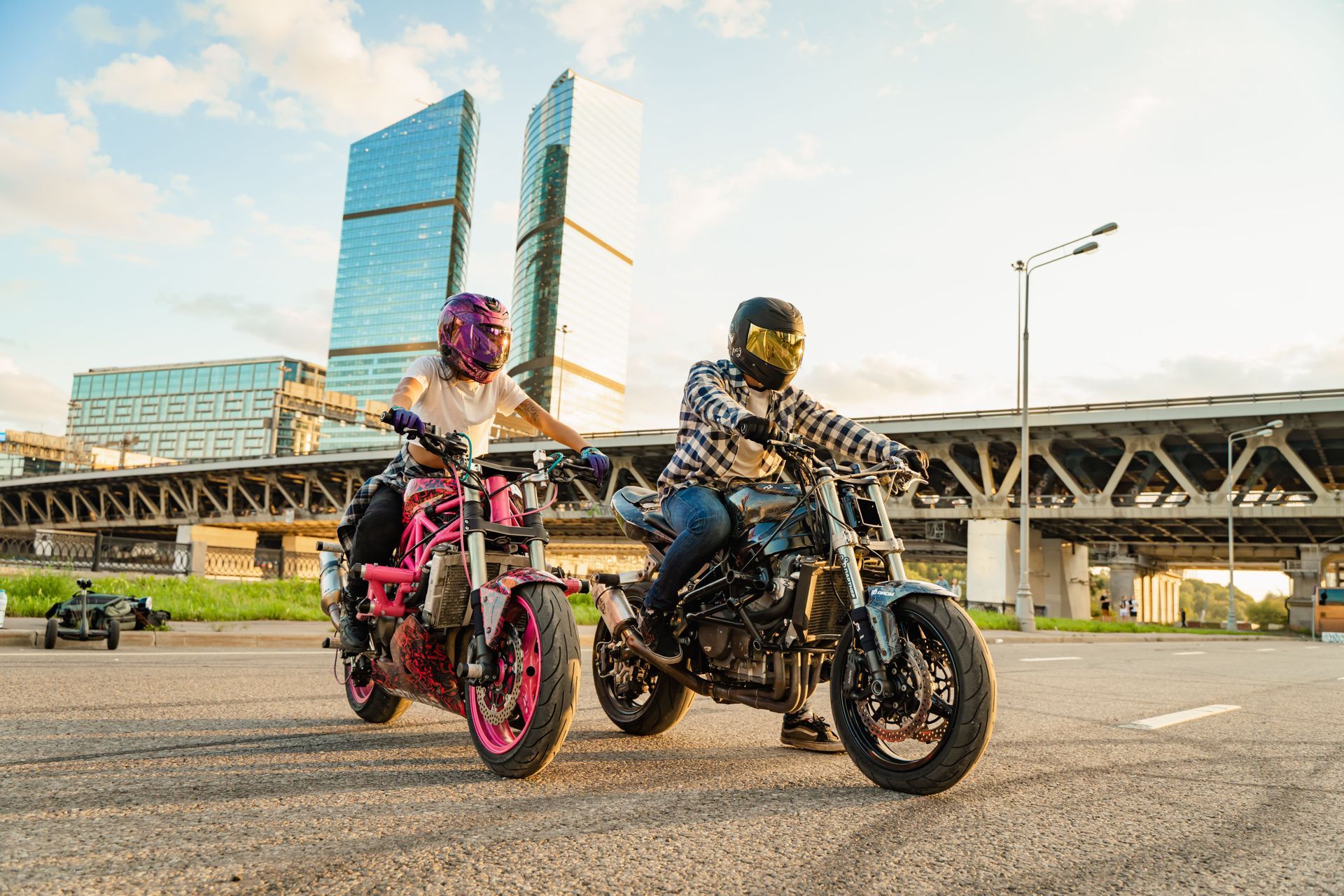 Deux motards posent sur leurs motos 