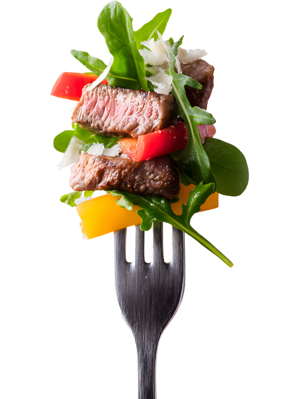 Fourchette garnie d'une bouchée de steak, de poivron rouge, de roquette et de poivron jaune sur fond blanc