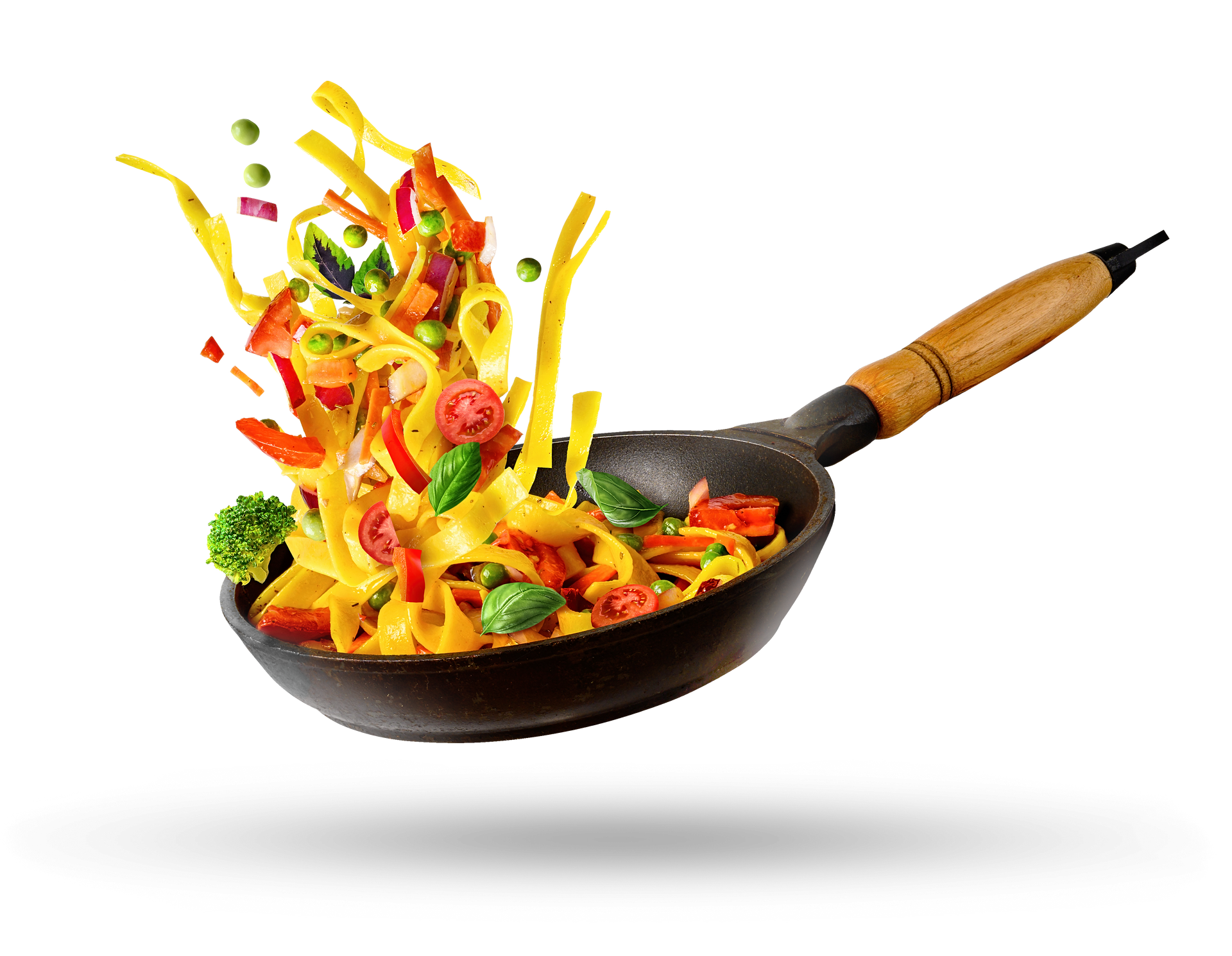 Légumes colorés et nouilles sautées dans un wok noir à manche en bois sur fond blanc