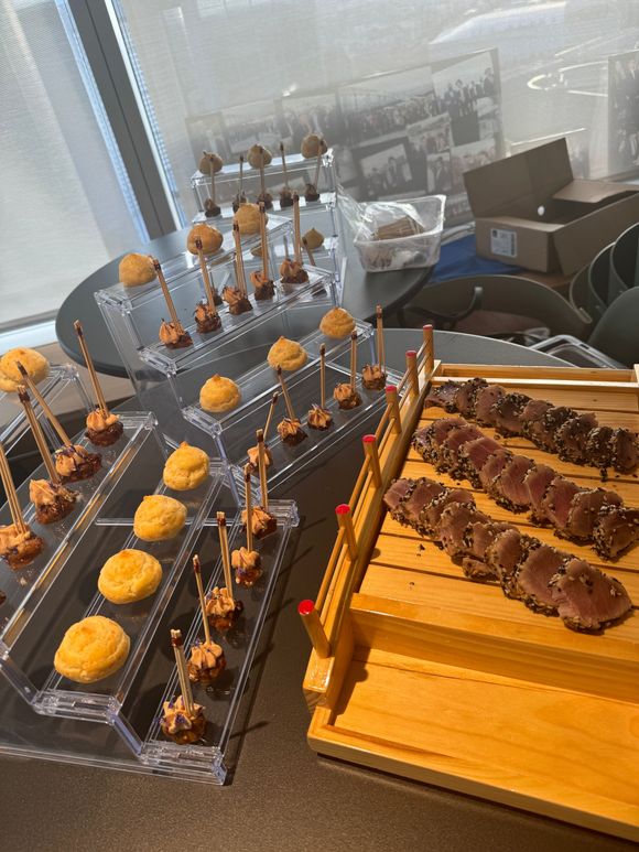 Buffet de desserts avec des pâtisseries au chocolat et à l'orange disposées sur des plateaux et des présentoirs en bois.