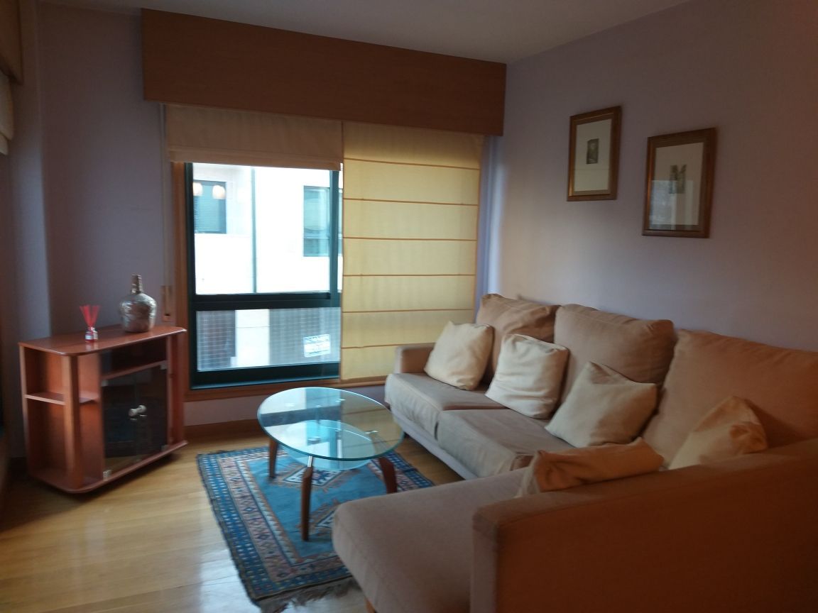 Elegante sala de estar con muebles antiguos, lámpara de araña y un gran espejo.