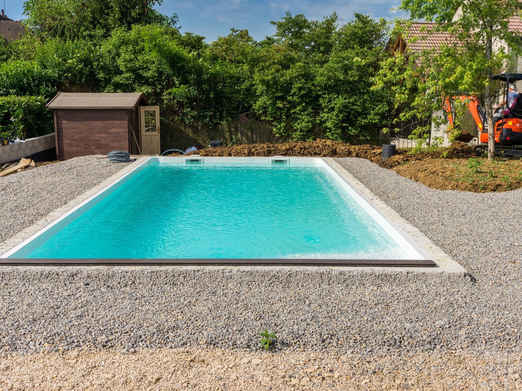 Une piscine et son cabanon