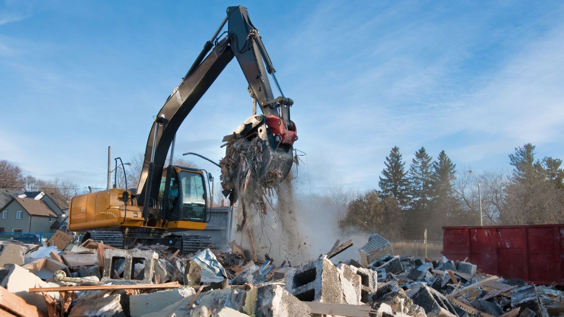 Une pelleteuse qui trie les déchets