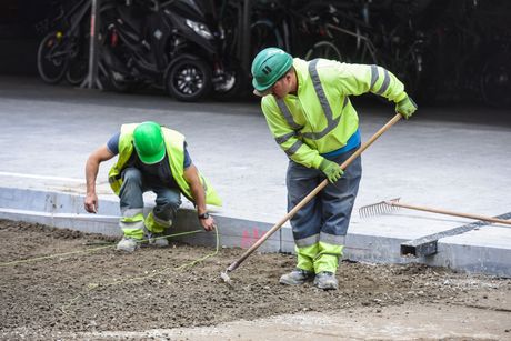 Deux ouvriers réparant une rue