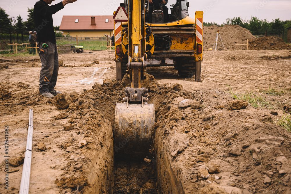 Une pelleteuse creuse une tranchée