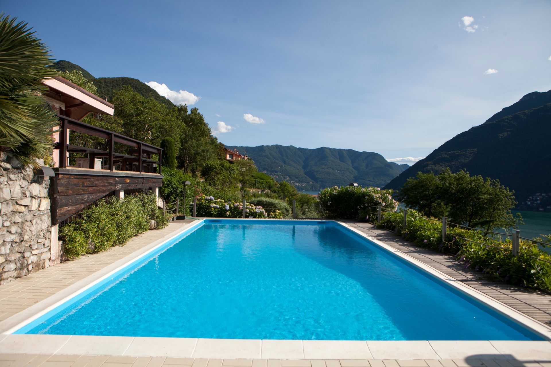 Piscine entourée de chaînes de montagnes