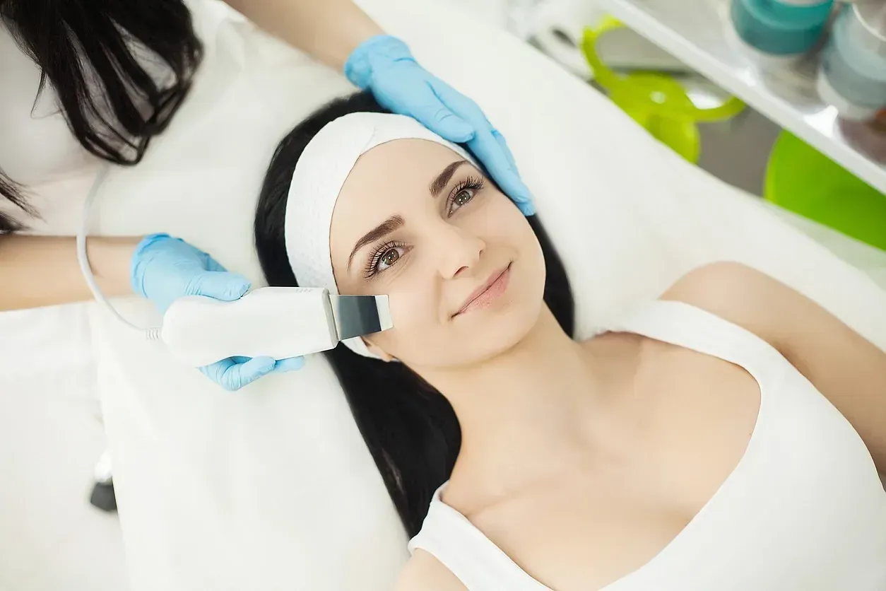Una mujer está recibiendo un tratamiento facial en un salón de belleza.