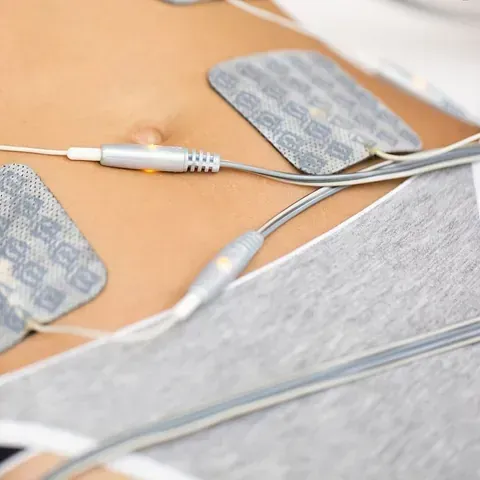 Un primer plano del estómago de una persona con electrodos.