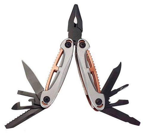 Multiherramienta con diversas herramientas plegables, como alicates, cuchillos y sierras. Plateada y bronce con hojas negras.