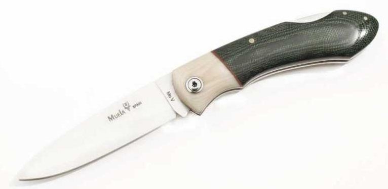 Una navaja de bolsillo plegable con una hoja de color claro y un mango verde oscuro con detalles en beige claro.