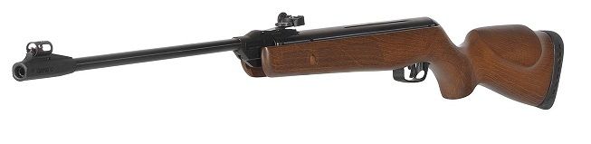 Carabina de aire comprimido con culata de madera marrón. Cañón y miras negros.