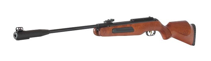 Carabina de aire comprimido de color marrón y negro sobre fondo blanco.