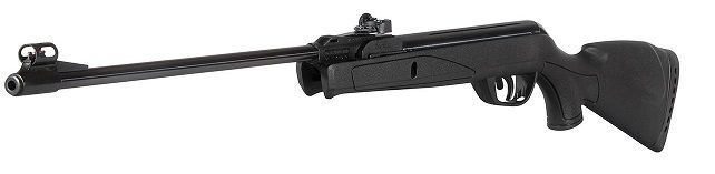 Carabina de aire comprimido negra sobre fondo blanco.