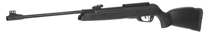 Un rifle de aire comprimido negro con un cañón largo y una culata de madera, en ángulo sobre un fondo blanco.