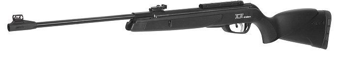 Carabina de aire comprimido de color negro, sostenida horizontalmente contra un fondo blanco.