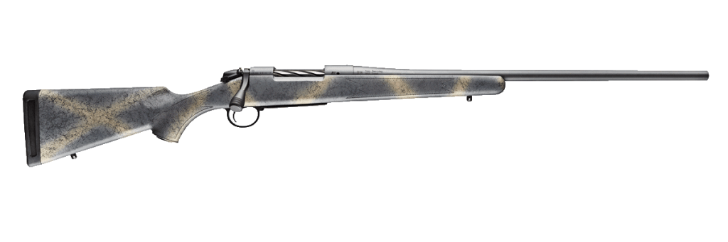 Rifle de cerrojo con patrón de camuflaje gris y tostado sobre fondo blanco.