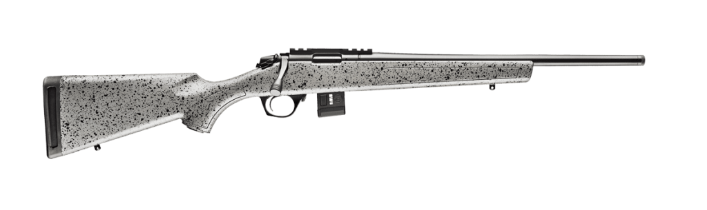 Un rifle con un acabado gris moteado y blanco sobre un fondo blanco.