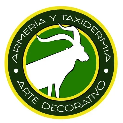 Logotipo para "Taxidermia Arte Decorativo" con una silueta blanca de un ant&iacute;lope dentro de un c&iacute;rculo verde y dorado.