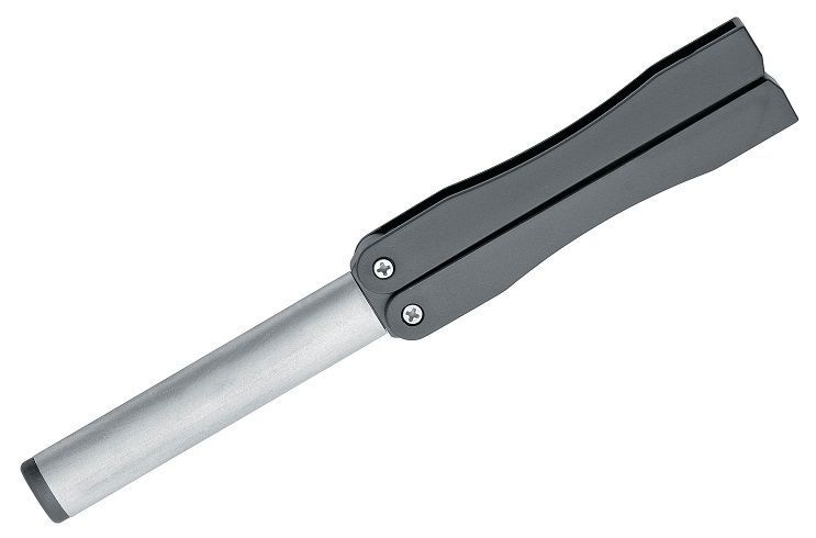 Herramienta plegable de color gris y plata con mango redondeado.