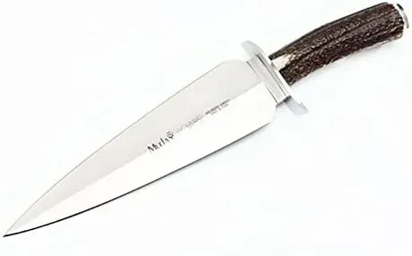 Cuchillo de caza de gran tamaño, plateado, con mango de asta de ciervo sobre fondo blanco.