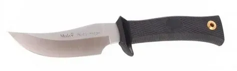 Cuchillo de hoja fija con hoja curva y mango negro texturizado. La hoja es plateada con texto.