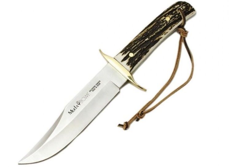 Cuchillo de caza con mango de asta de ciervo marrón, guarda de latón y cordón.