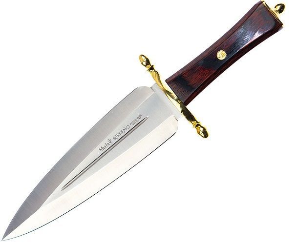 Daga con mango de madera, guarda de oro y hoja de plata; en ángulo sobre fondo blanco.